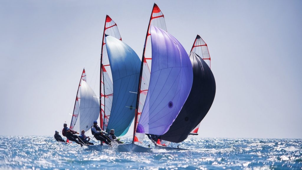 Dynamic team struggle to the regatta sailing ship